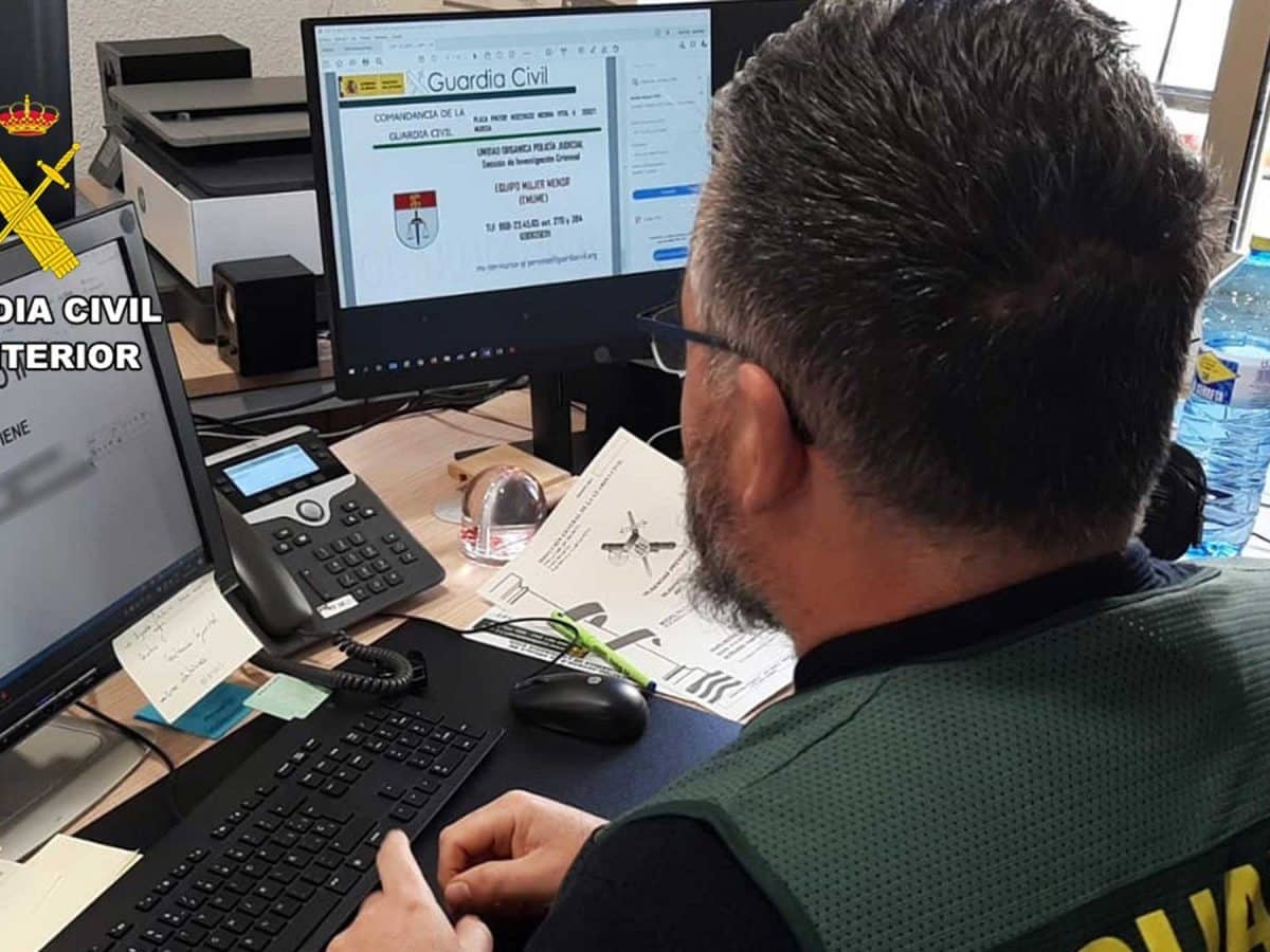 Agente de la Guardia Civil frente a su ordenador