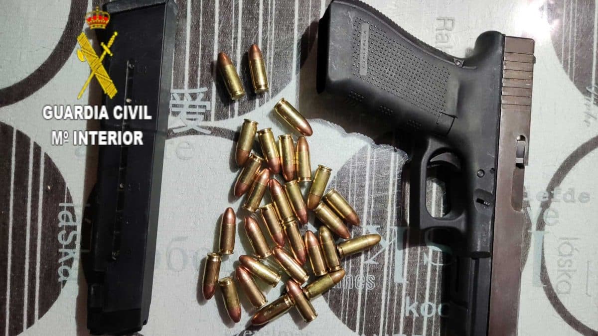 Pistola Glock incautada a este grupo criminal