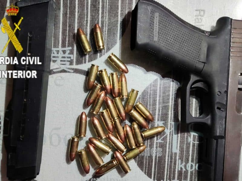 Pistola Glock incautada a este grupo criminal