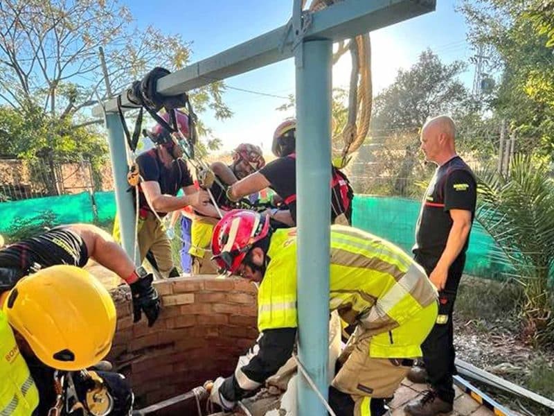 Los bomberos en este dispositivo de rescate