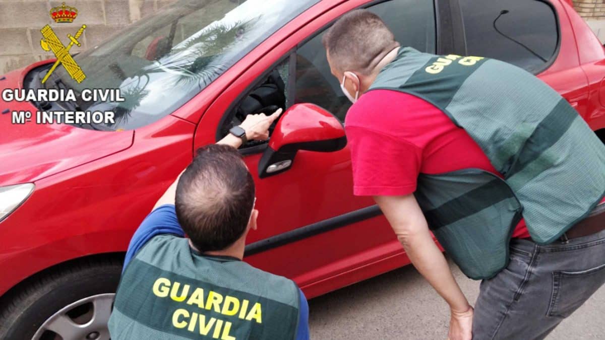 Agentes de la Guardia Civil inspeccionan un coche afectado por uno de estos robos