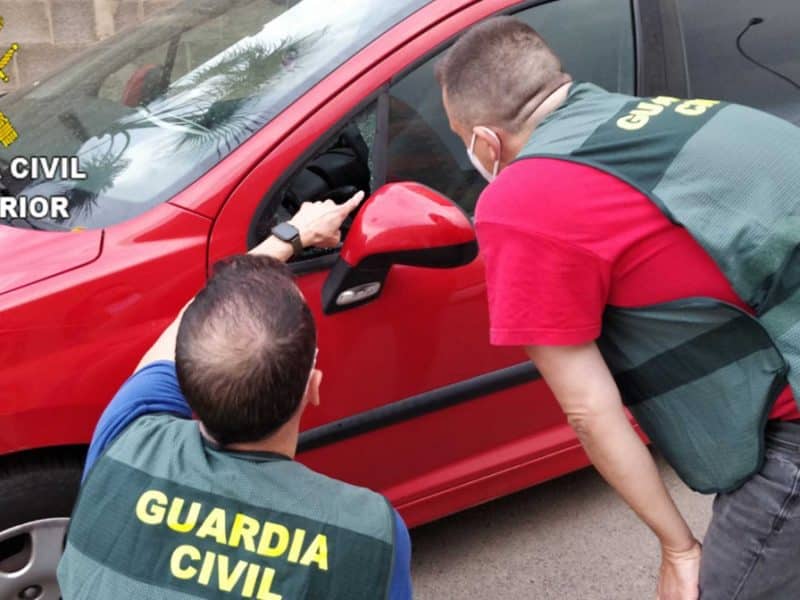 Agentes de la Guardia Civil inspeccionan un coche afectado por uno de estos robos
