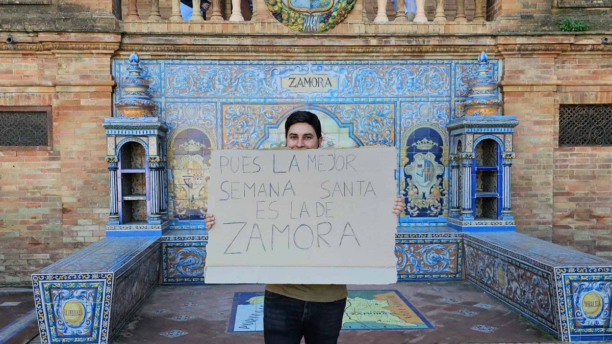 Manuel Garrote frente al azulejo de Zamora de la Plaza de España