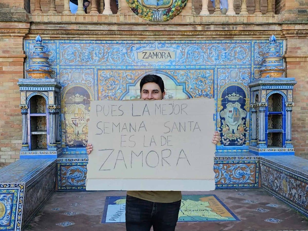 Manuel Garrote frente al azulejo de Zamora de la Plaza de España
