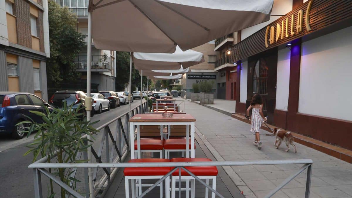 Tarima instalada en los veladores de un bar de Los Remedios