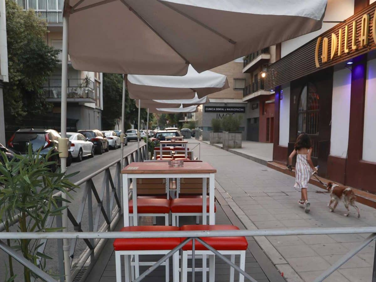 Tarima instalada en los veladores de un bar de Los Remedios