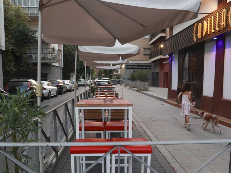 Tarima instalada en los veladores de un bar de Los Remedios