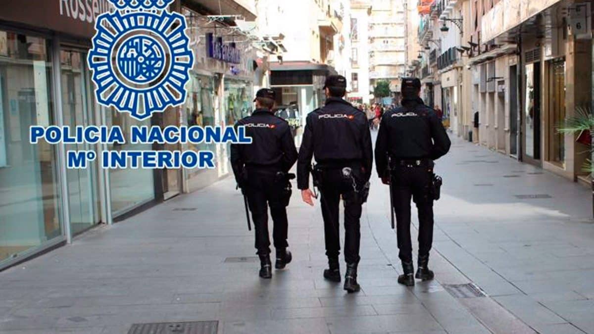 Agentes de la Policía Nacional en Coria del Río