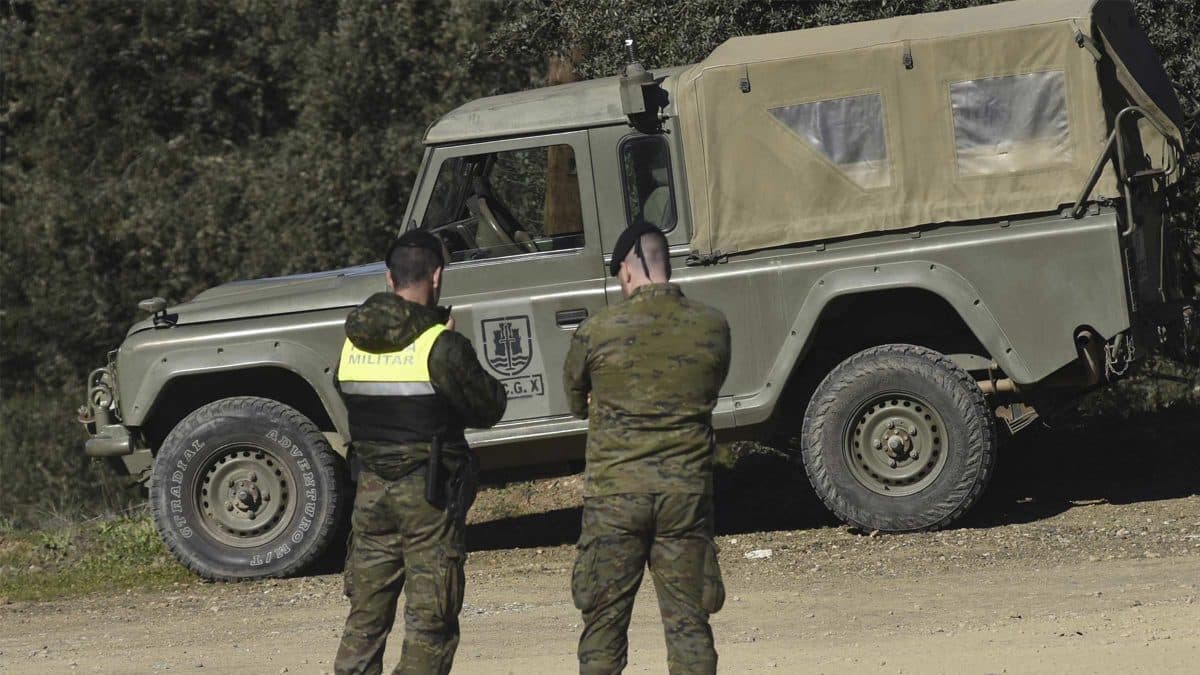 Militares acordonando el lugar donde el militar de El Viso desapareció