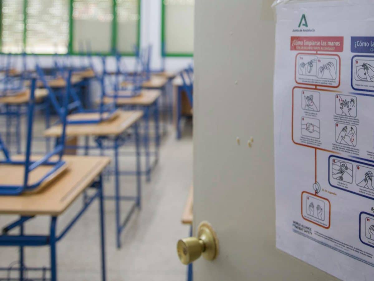 Entrada a un aula de un centro público de Sevilla
