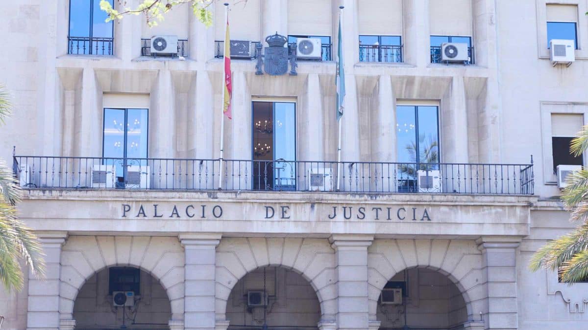 Detalle de la fachada principal de la Audiencia Provincial de Sevilla - Joaquin Corchero