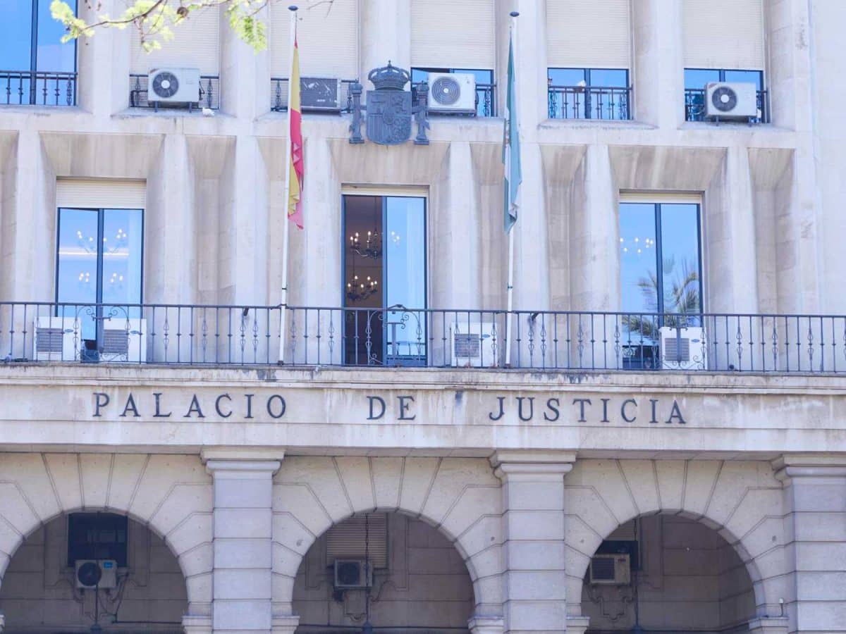 Detalle de la fachada principal de la Audiencia Provincial de Sevilla - Joaquin Corchero