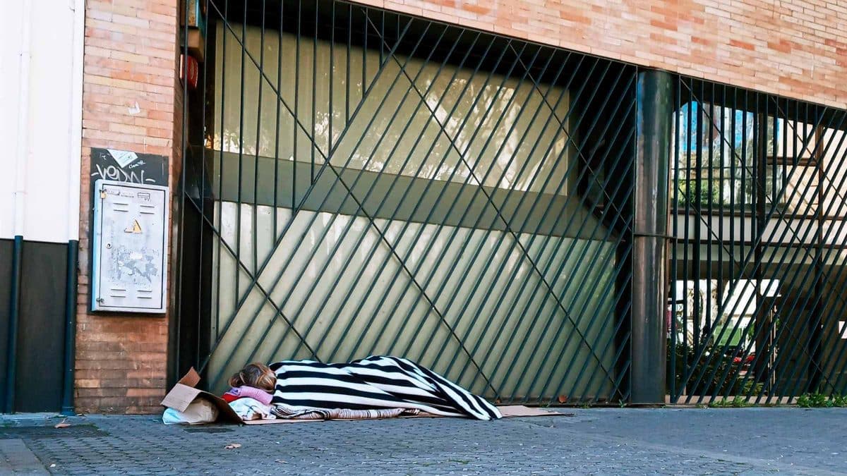 Persona sin hogar durmiendo en la vía pública