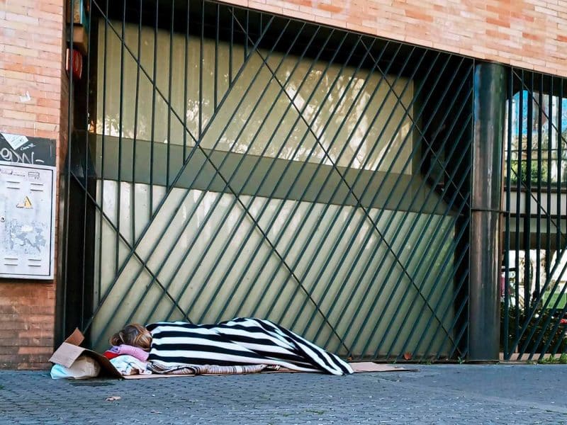 Persona sin hogar durmiendo en la vía pública