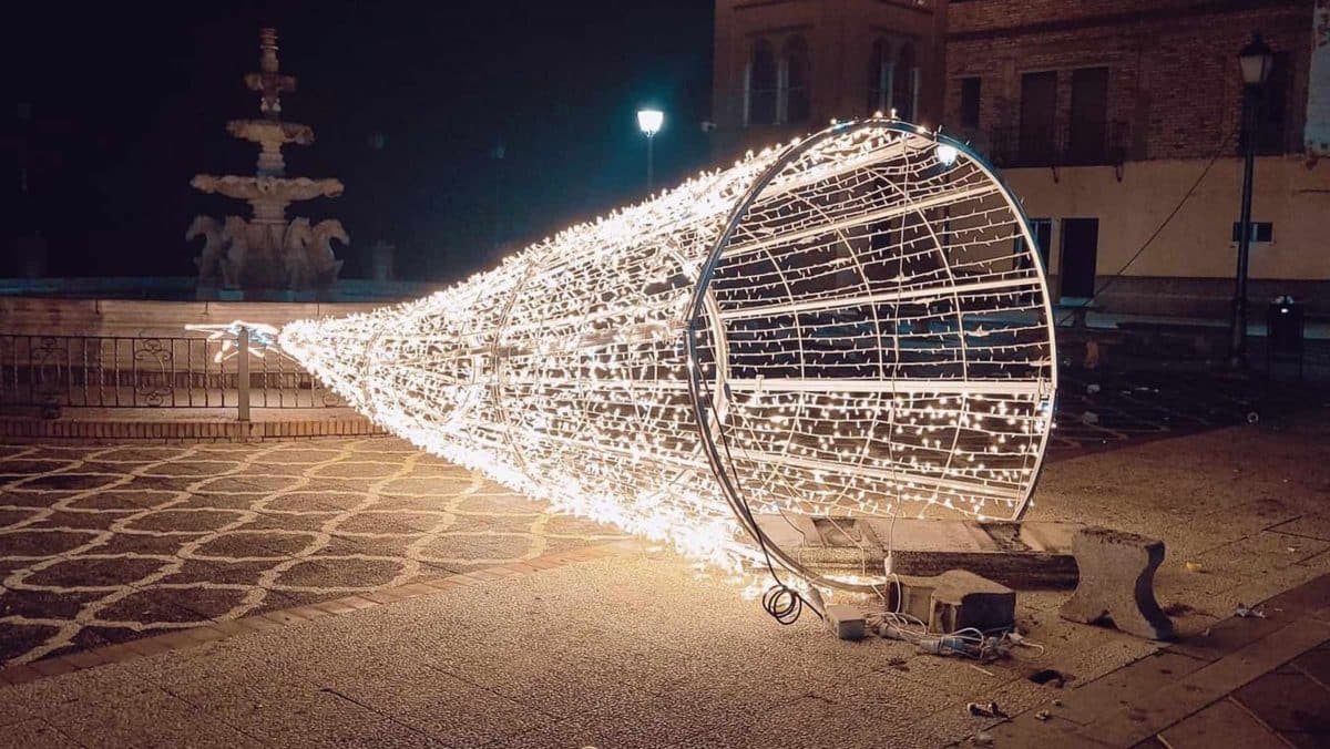 El árbol de Navidad de La Puebla del Río, vandalizado