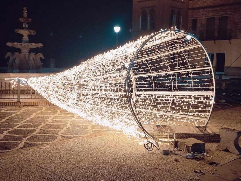 El árbol de Navidad de La Puebla del Río, vandalizado