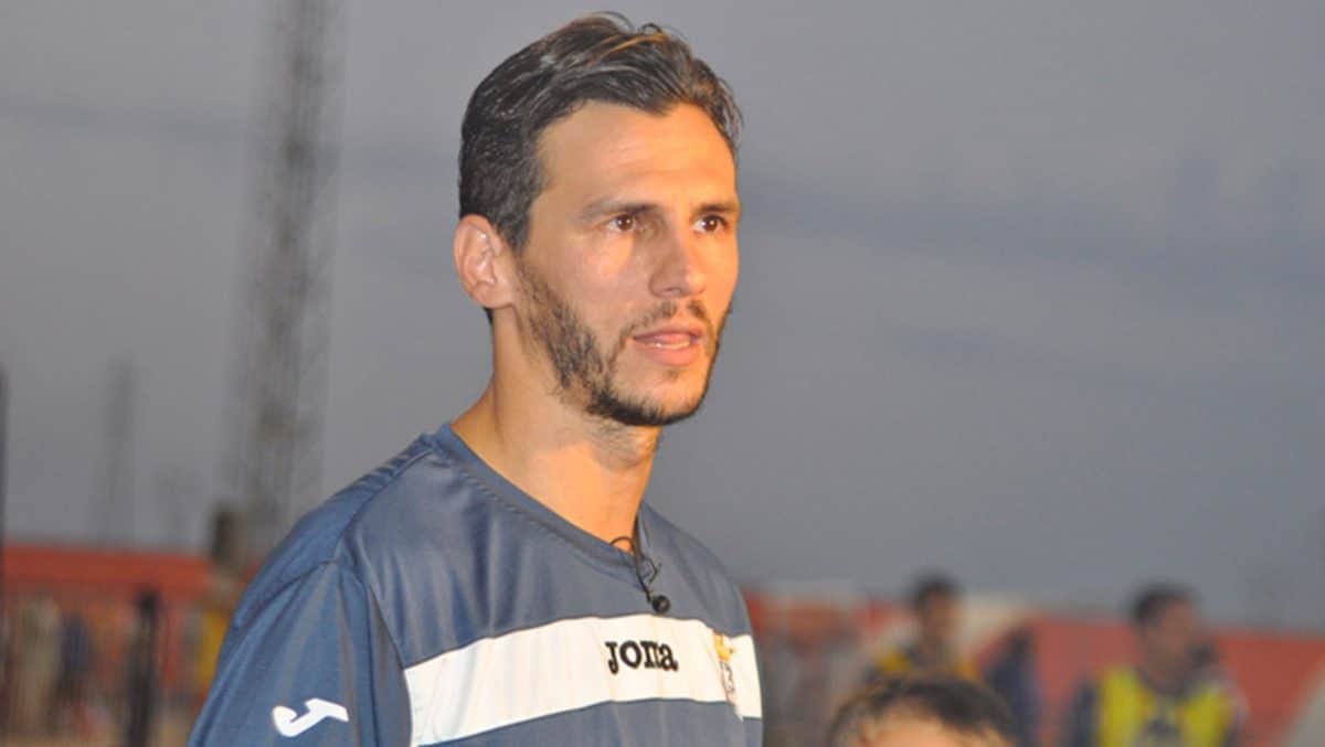 Capi con una camiseta del Camas CF