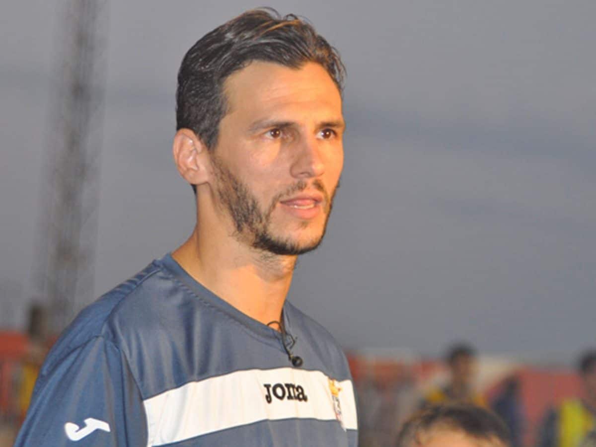 Capi con una camiseta del Camas CF