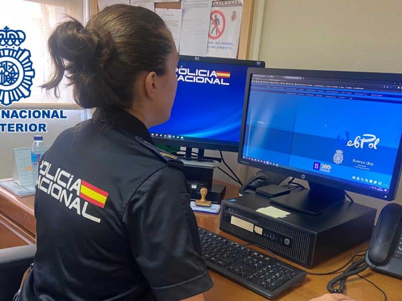 Agente de Policía Nacional frente a su ordenador