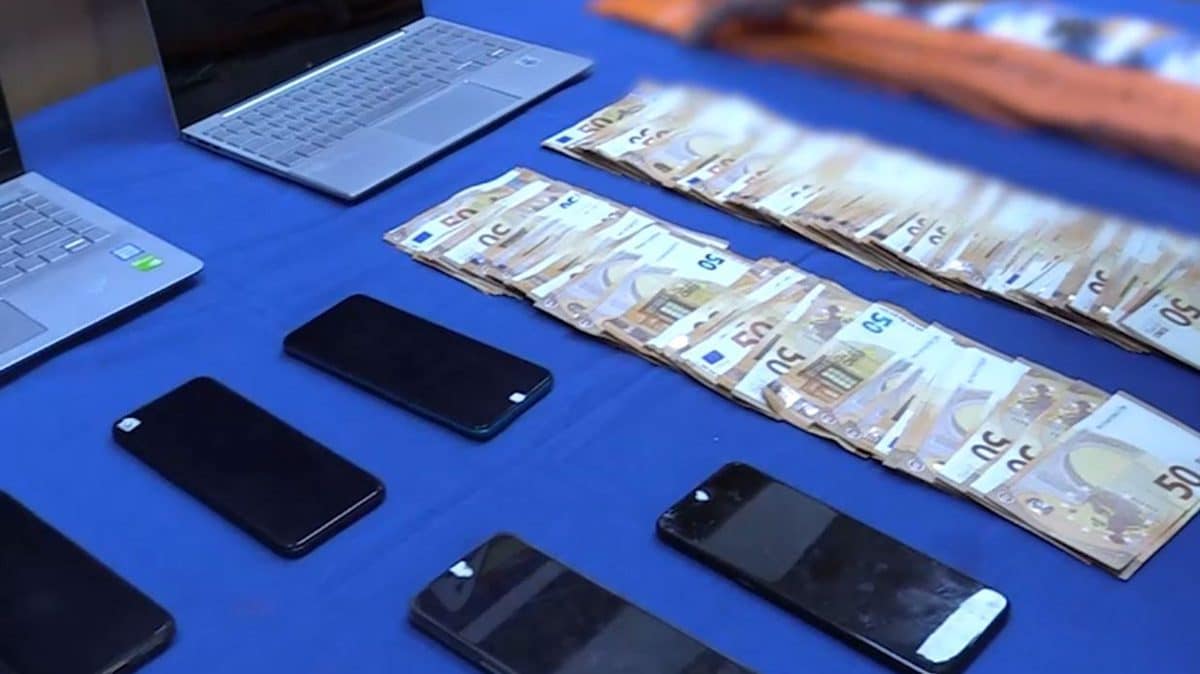 Móviles y dinero en efectivo encontrados en este operativo