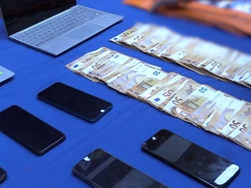 Móviles y dinero en efectivo encontrados en este operativo