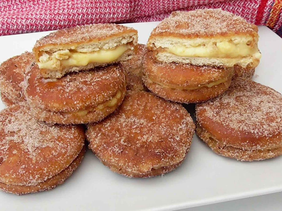 Imagen recurso de un plato de galletas fritas