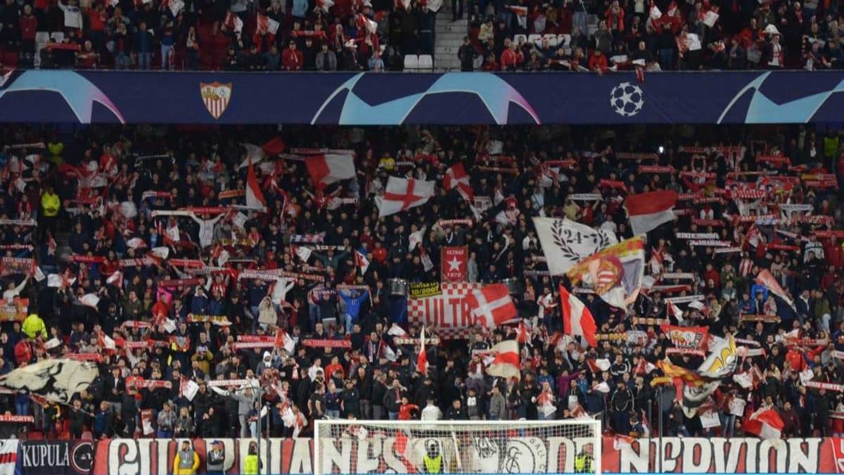 Grada de los Biris en un partido de Champions