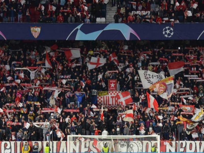 Grada de los Biris en un partido de Champions