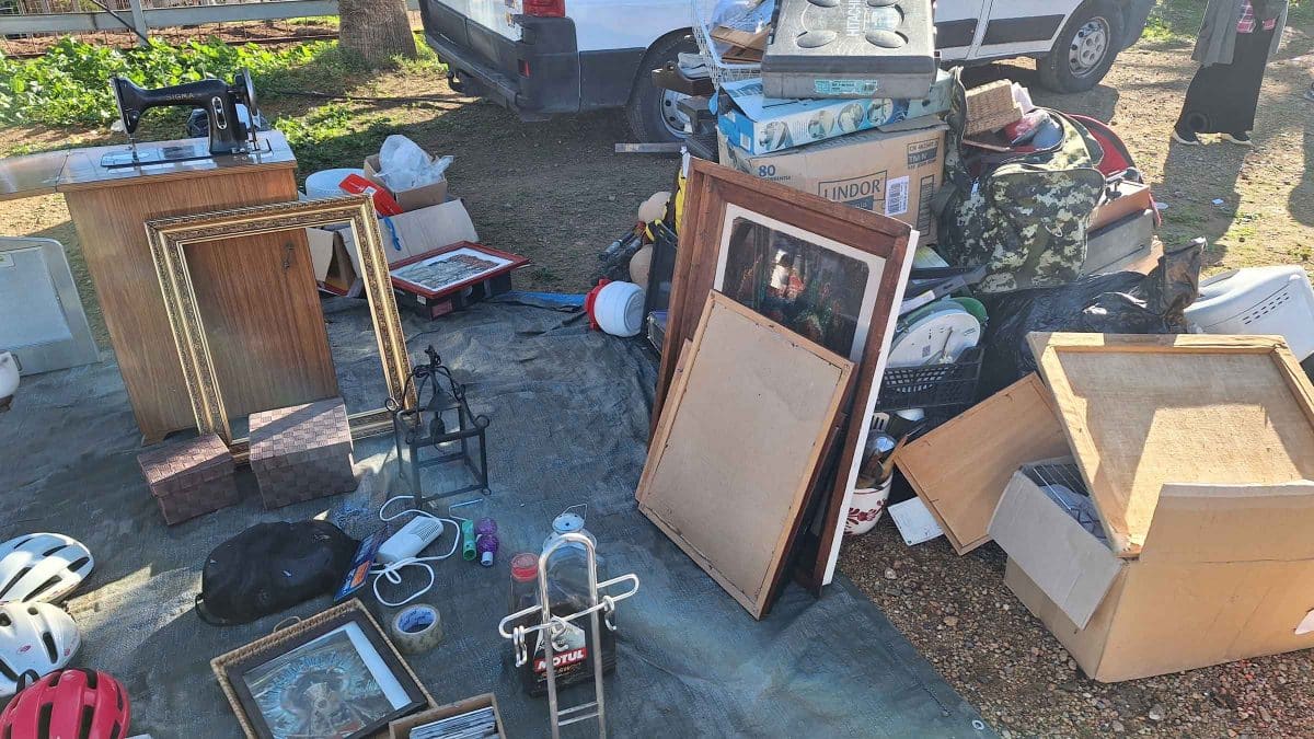 Objetos robados en este puesto del mercadillo de Guillena