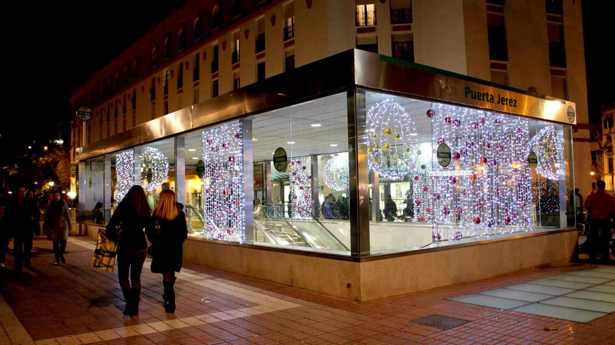 La parada de Puerta Jerez con adornos navideños