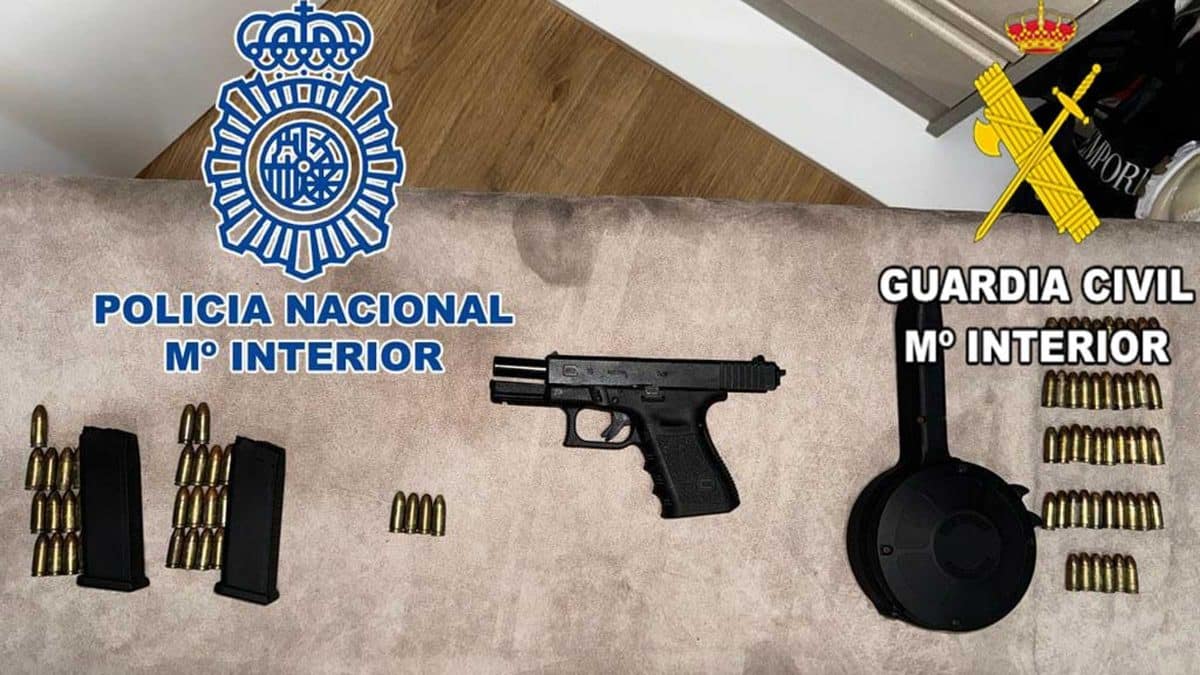 Arma de fuego con cargador de tambor encontrada en los registros de esta operación