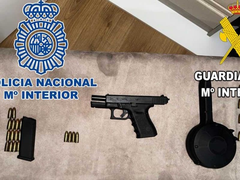 Arma de fuego con cargador de tambor encontrada en los registros de esta operación