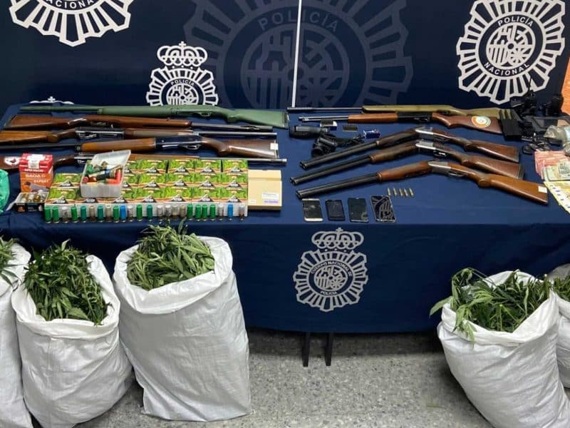 Armas de fuego y marihuana incautadas