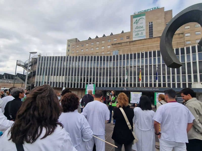 Sanitarios manifestándose frente al Valme