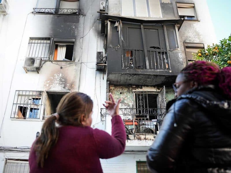 La vecina afectada frente a los restos calcinados de su piso