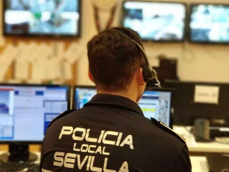 Un agente de policía en su puesto de mando