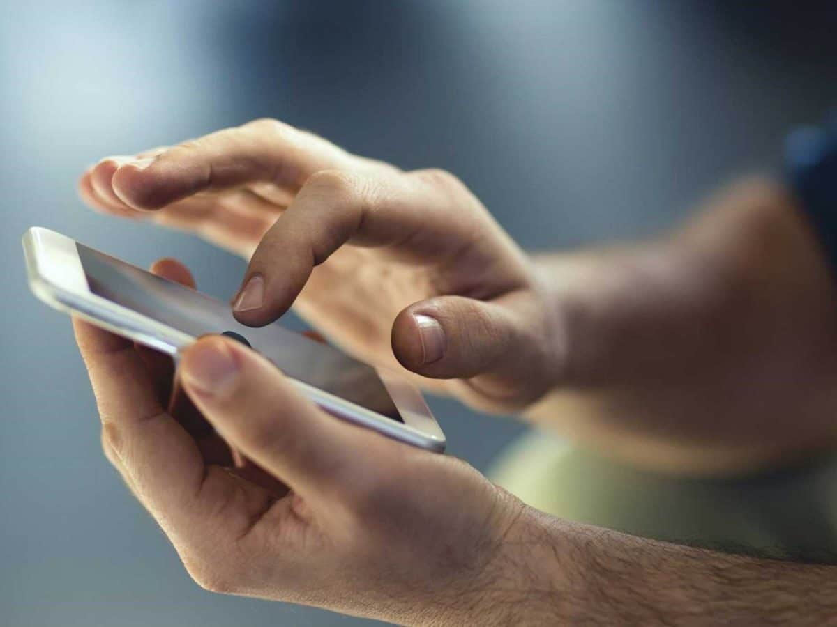 Una persona manejando un teléfono móvil