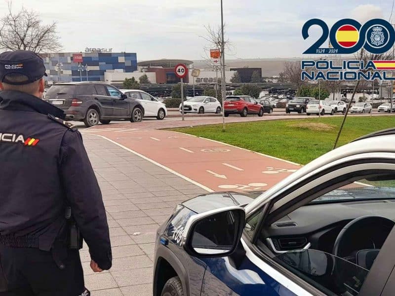 Un agente de la Policía Nacional