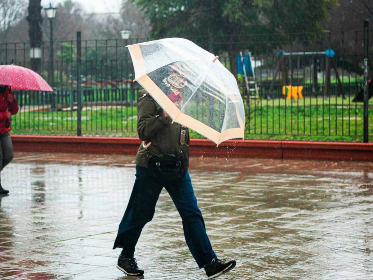 Personas con paraguas en Sevilla.- Archivo