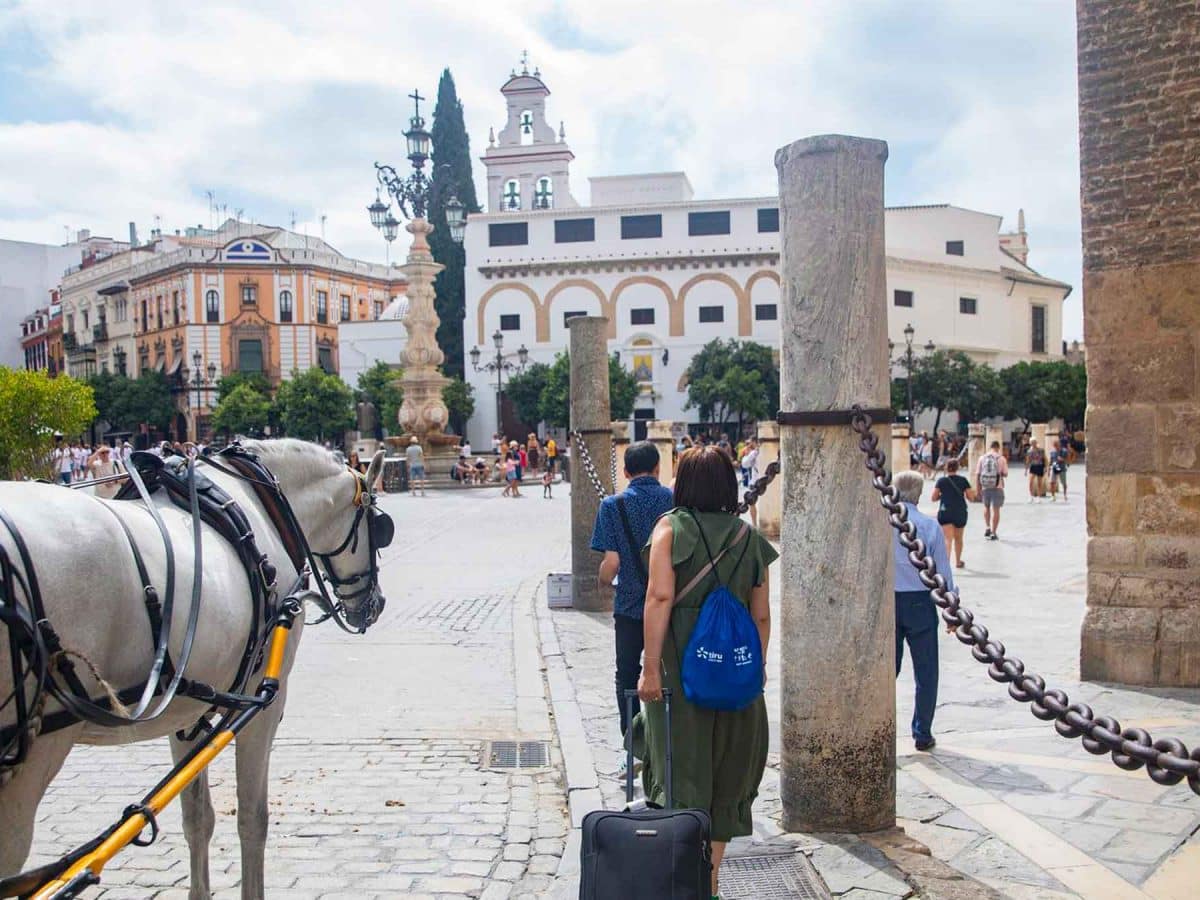 Archivo - Imagen de recurso de turistas junto a la Giralda, en la Plaza Virgen de los Reyes. - MARÍA JOSÉ LÓPEZ - Archivo