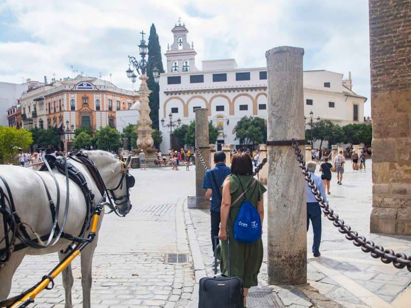 Archivo - Imagen de recurso de turistas junto a la Giralda, en la Plaza Virgen de los Reyes. - MARÍA JOSÉ LÓPEZ - Archivo