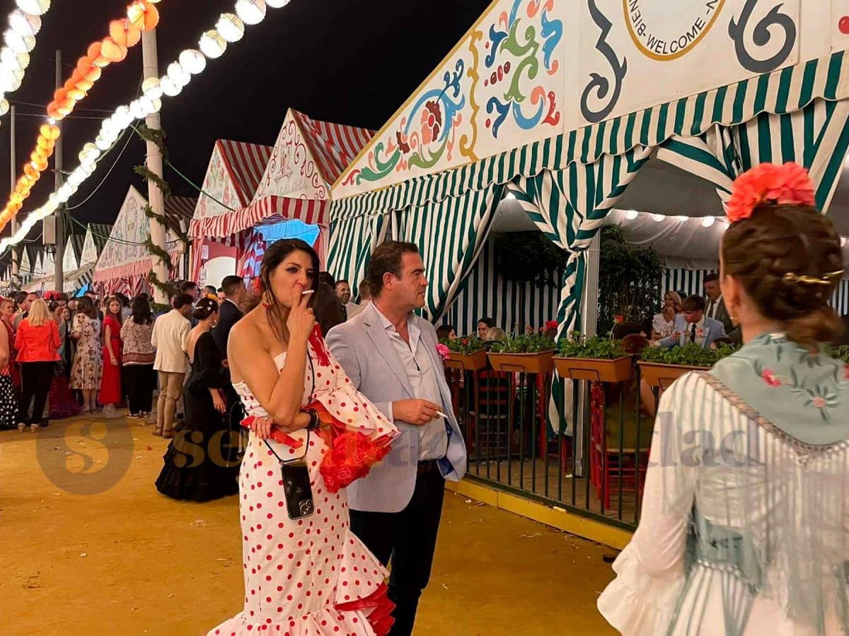 Imagen de personas fumando en la Feria de Sevilla 2024 / Clara Fajardo
