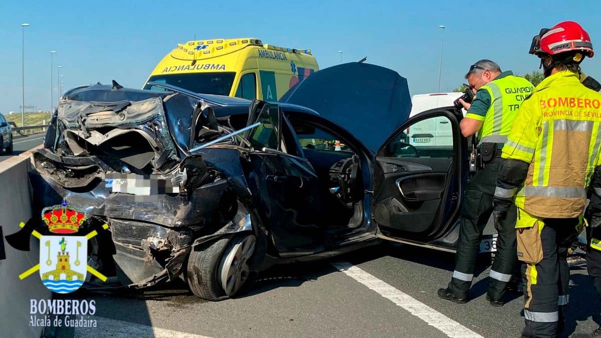 Uno de los vehículos siniestrados en el accidente mortal / Bomberos de Alcalá