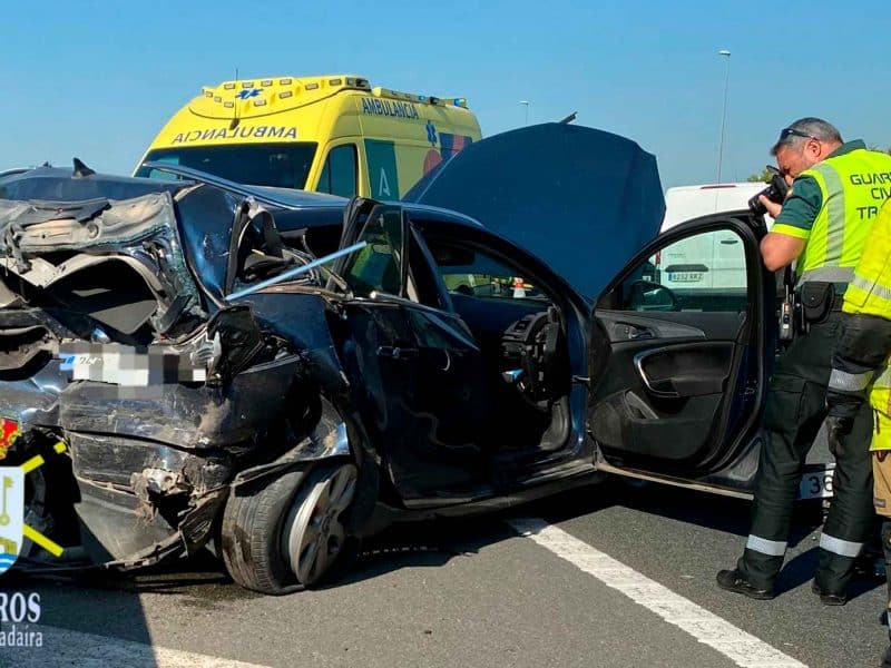 Uno de los vehículos siniestrados en el accidente mortal / Bomberos de Alcalá