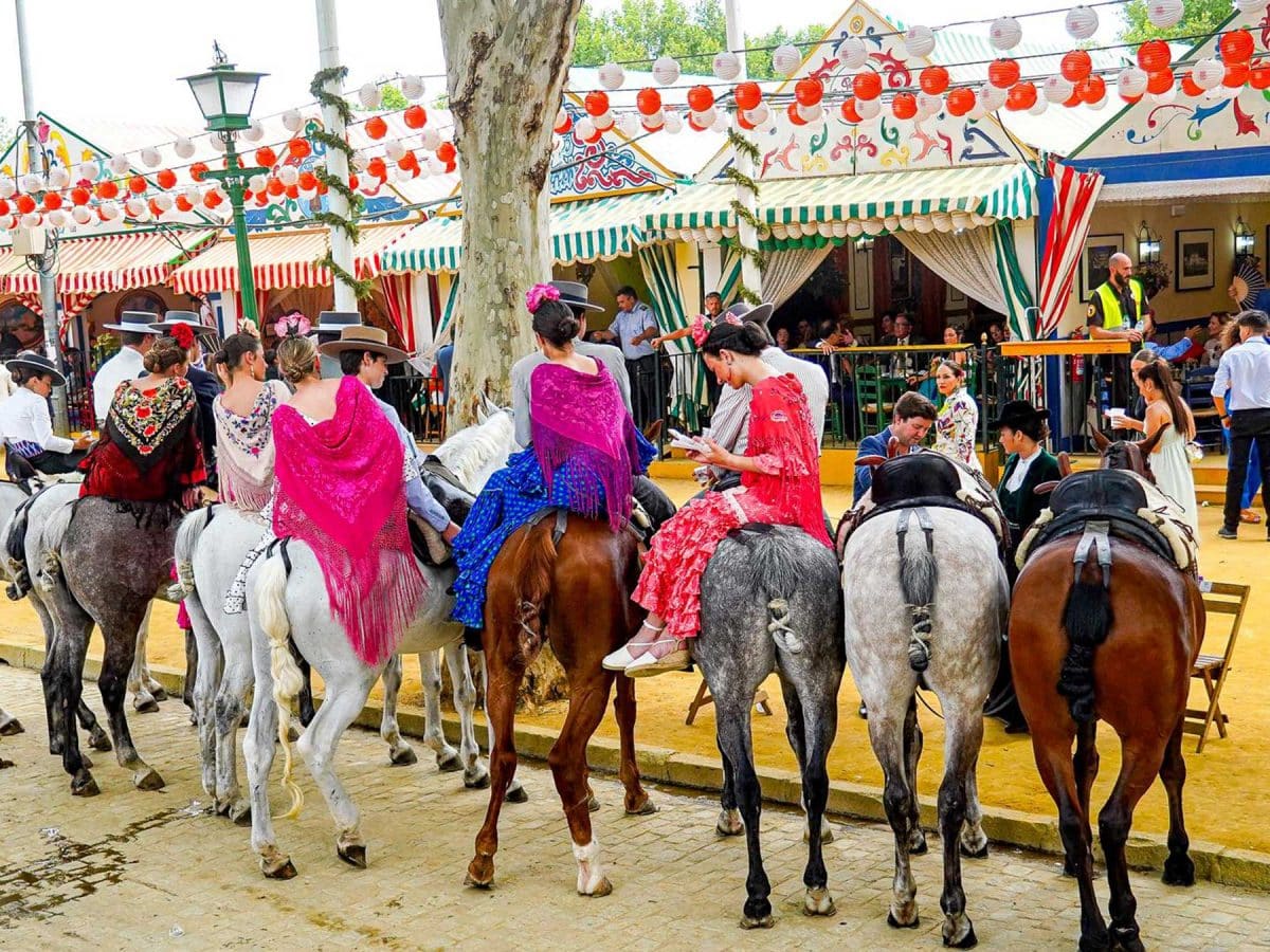 Un grupo de amigas montan varios caballos