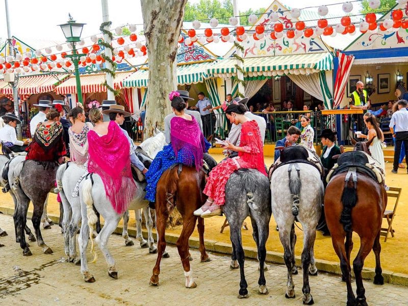 Un grupo de amigas montan varios caballos