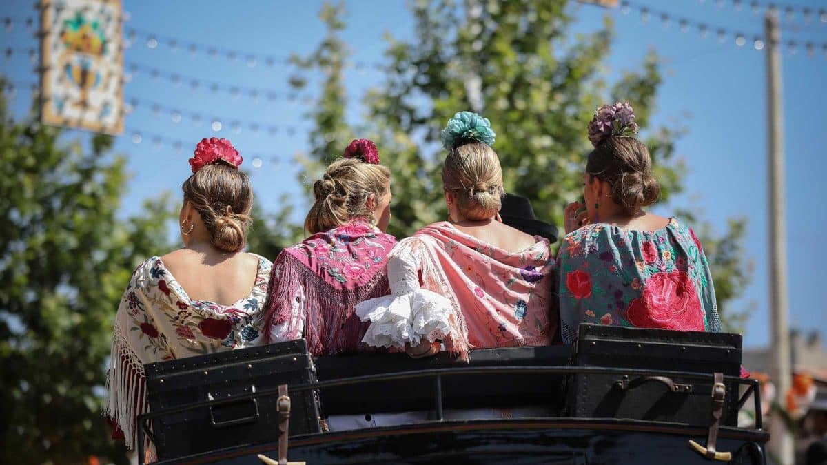 Cuatro mujeres sobre una carroza tirada por caballos