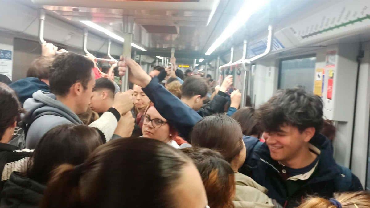 Imagen de un tren del metro de Sevilla repleto de viajeros