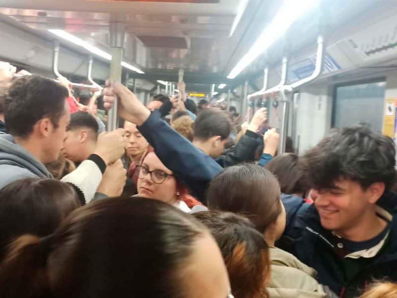 Imagen de un tren del metro de Sevilla repleto de viajeros