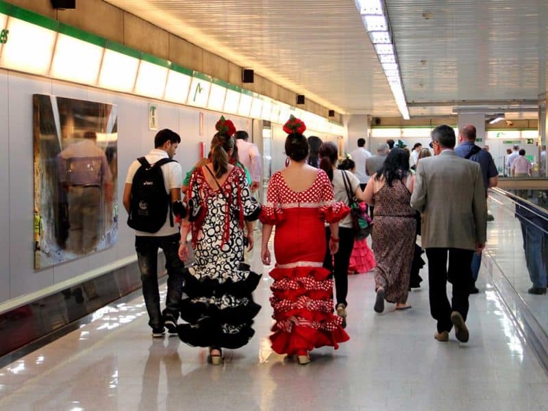 Algunos usuarios del Metro de Sevilla